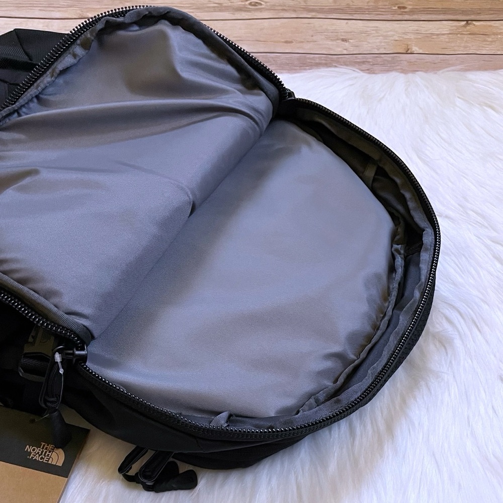 The North Face Unisex Recon Black 30 Liter Backpack - Picture 8 of 10